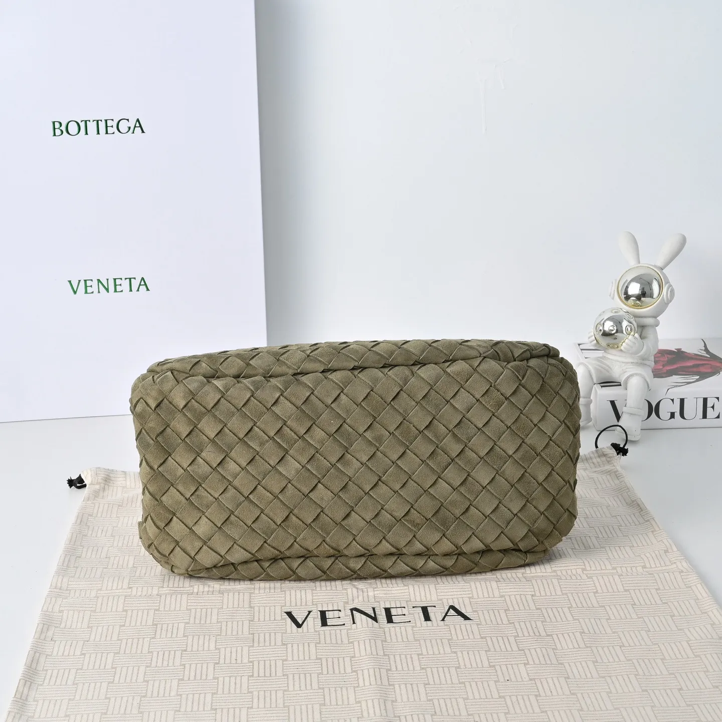 Batch 2160 BV new product suede Campana handbag The classic return of the Campana handbag is retro and charming ☄️Inspired by the classic collection of 2004🌟Each leather strip is made of two layers of Nappa lambskin🐏, showing the ultimate craftsmanship of full weaving inside and outside. The bag is super light, uses leather straps to open and close, and is equipped with a hidden magnetic buckle. It has two forms that can be switched, and the capacity is amazingly large. Whether it is for daily travel or to carry various small items✈️, it can be easily carried! Grab two hands for commuting and dating, and bring out French laziness🌤️ Model: 4249 Size: 33x20x16.5
